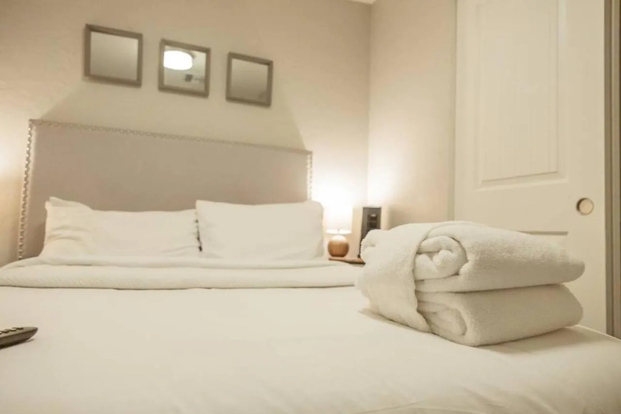 Sunny Guest Suite With Large Backyard - Pets Welcome Phoenix Apartment